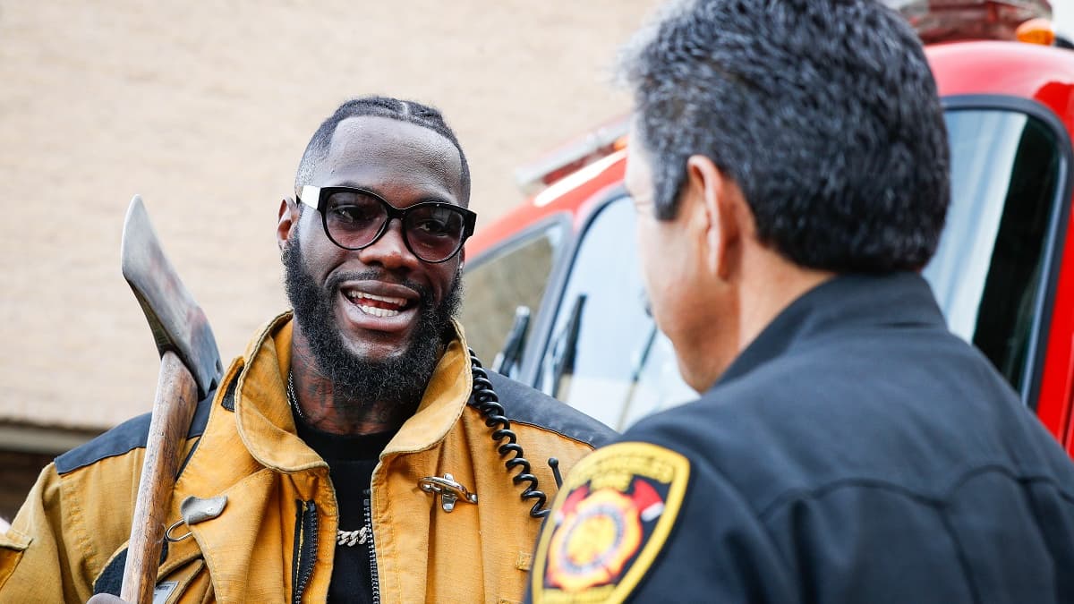 Deontay Wilder hace à la main et sourire aux lèvres avec des pompiers de Los Angeles en 2018