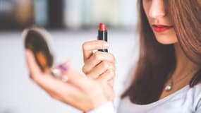Selon l'ex-président d'Estée Lauder, les ventes de rouge à lèvres peuvent augmenter en temps de récession