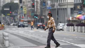 Un homme portant un masque à Los Angeles en Californie le 30 avril 2020.