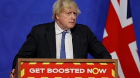 Le Premier ministre britannique Boris Johnson lors d'une conférence de presse sur la vaccination contre le Covid-19 à Londres le 15 décembre 2021