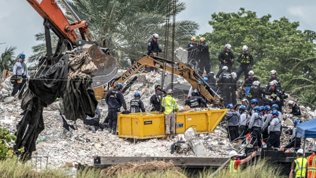 Des secouristes venus de tous les Etats-Unis, du Mexique et d'Israël s'affairent sur les décombres d'un immeuble effondré en Floride onze jours plus tôt, le 6 juillet 2021.