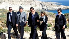 Lors d'une visite samedi sur la petite île de Lampedusa, à mi-chemin entre la Sicile et la Tunisie, Silvio Berlusconi (ici entouré de ses gardes du corps) a renouvelé ses appels à l'Union européenne pour qu'elle aide Rome à affronter le "tsunami humain" d