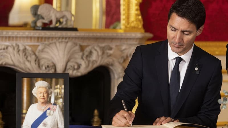 Justin Trudeau signant le livre de condoléances officiel, le 17 septembre 2022