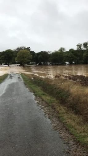 Route bloquée à Bouilhonnac avec les inondations - Témoins BFMTV