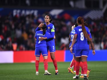 Wendie Renard, Sakina Karchaoui et les féminines de l'équipe de France lors de France-Irlande. 