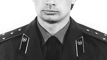 Vladimir Poutine en uniforme du KGB. Vladimir Poutine en uniforme du KGB.