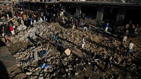 A Quetta, dans l'ouest du Pakistan, au lendemain d'un attentat à la bombe commis dans le grand bazar de la ville. Le bilan de cette attaque s'est alourdi à 80 morts et pourrait encore s'aggraver, a déclaré dimanche un haut responsable des services de sécu