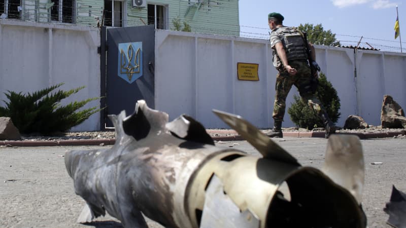 Un garde ukrainien près de Lougansk, dans l'est de l'Ukraine, le 8 août 2014. 