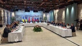 Cette photo prise et diffusée par le ministère ukrainien des Affaires étrangères le 16 mai 2025 montre des membres des délégations ukrainienne et russe à une réunion au bureau présidentiel turc de Dolmabahce, à Istanbul.