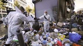 Des poubelles ramassées à Marseille par la Sécurité civile, lors de la grève d'octobre 2010.