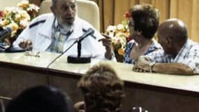 Photos diffusées le 4 juillet 2015 par le site officiel cubain www.cubadebate.cu, montrant l'ex-président Fidel Castro visitant un institut de recherche l'Institut de recherches de l'industrie alimentaire