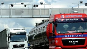 Des camions passent sous un portique écotaxe, en juin dernier, dans le nord de la France.