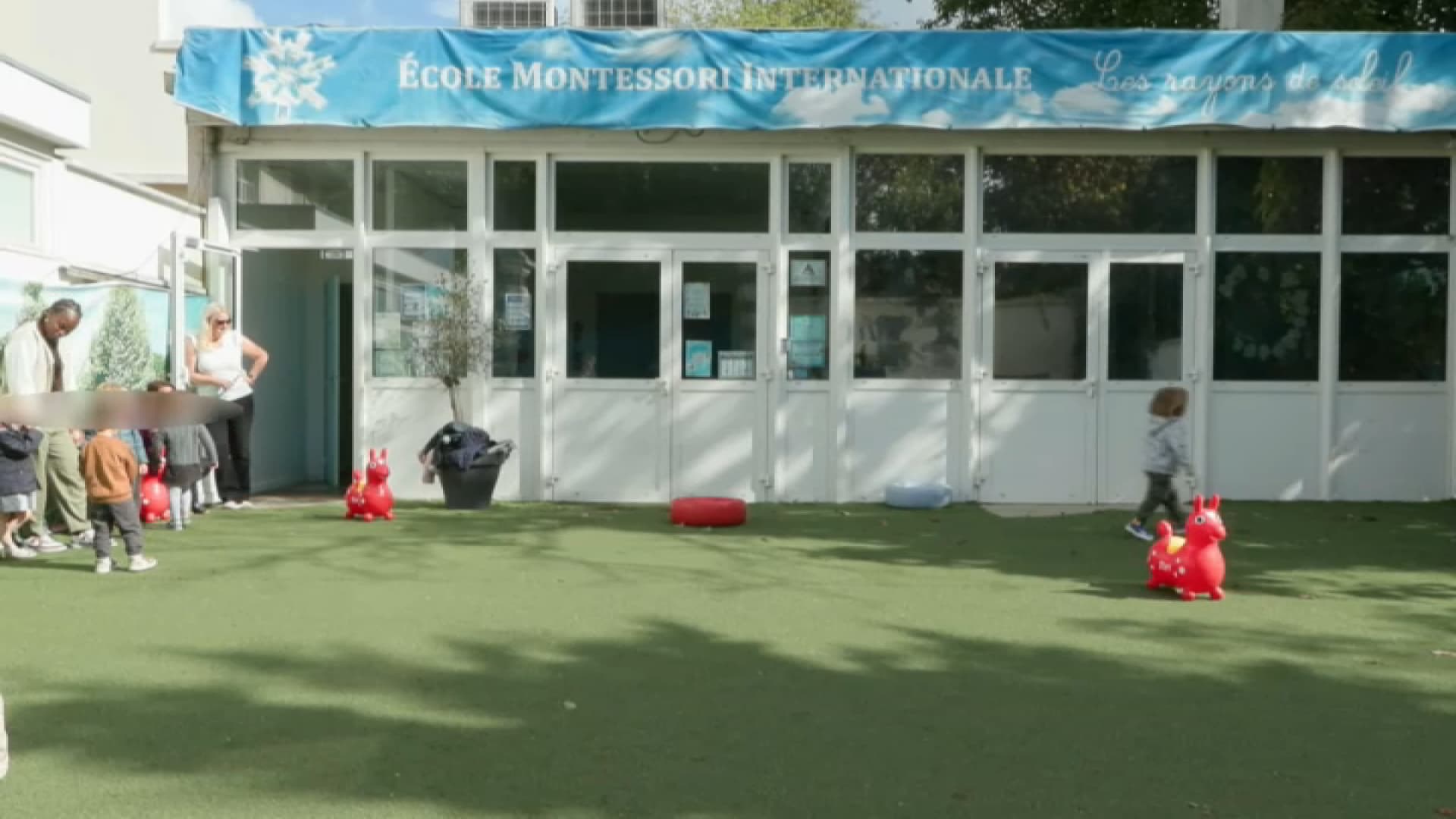 "NOS ENFANTS SE PLAIGNENT TOUS LES SOIRS": DES ÉLÈVES JUGÉS TROP BRUYANTS PRIVÉS DE COUR DE RÉCRÉ