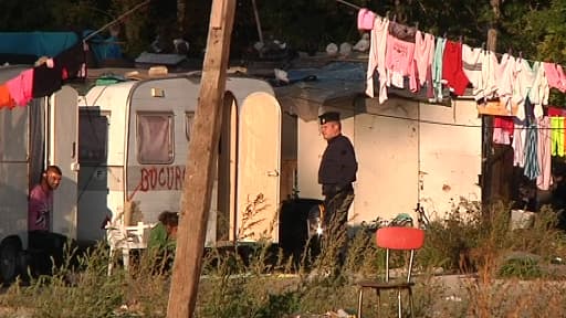 Policiers dans un camp rom dans le quartier de Montaudran, à Toulouse, mardi matin.