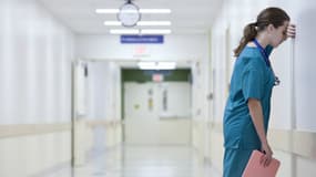 Le travail sur des longues plages horaires, à des horaires décalées ou de nuit est souvent associé à une diminution de la durée du sommeil.