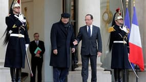 François Hollande et le président pakistanais Asif Ali Zardari, en visite en France, ont salué mardi le combat de Malala Yousufzai, une jeune Pakistanaise de 15 ans blessée par balles par des taliban pour avoir plaidé en faveur du droit des femmes à l'édu