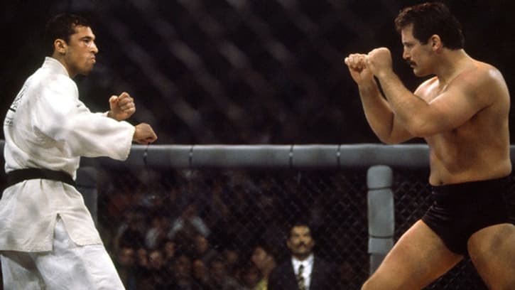 Royce Gracie (à gauche) et Dan Severn lors de la finale de l'UFC 4 en décembre 1994 Royce Gracie (à gauche) et Dan Severn lors de la finale de l'UFC 4 en décembre 1994