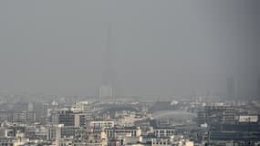 La Tour Eiffel à peine visible sous la pollution mercredi 18 mars