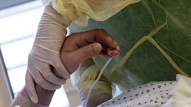 Une infirmière et un malade contaminé par le coronavirus au CHU de Nantes en mai 2020.