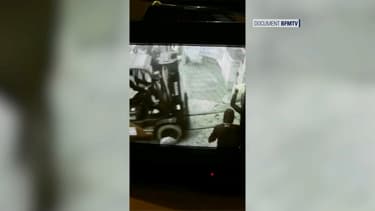 Des manifestants ont forcé la porte du ministère avec un engin de chantier.