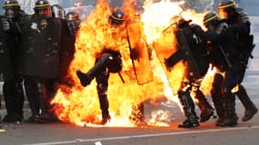 Un policier a été brûlé au troisième degré après avoir reçu un cocktail Molotov lors de la manifestation parisienne du 1er mai.