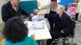 Bureau de vote à Vigo, en Galice. Le Parti populaire (PP) du président du gouvernement espagnol Mariano Rajoy a remporté dimanche les élections régionales en Galice et les partis nationalistes se sont imposés au Pays basque, selon les sondages réalisés à