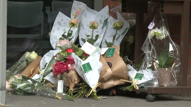 Des fleurs déposées devant le commissariat de Roubaix, en hommage aux trois policiers morts à Villeneuve-d'Ascq dimanche