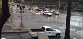 Une Lamborghini défie une route inondée 