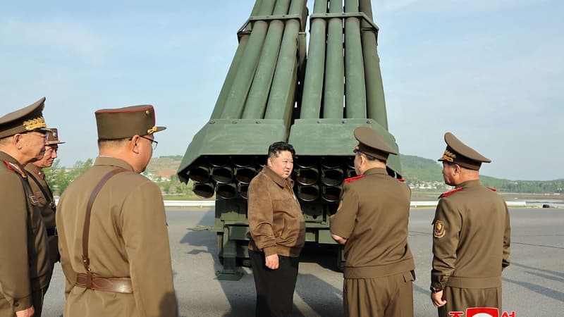 Le dirigeant nord-coréen Kim Jong-Un supervise un nouveau lance-roquettes multiple de 240mm, le 11 mai 2024