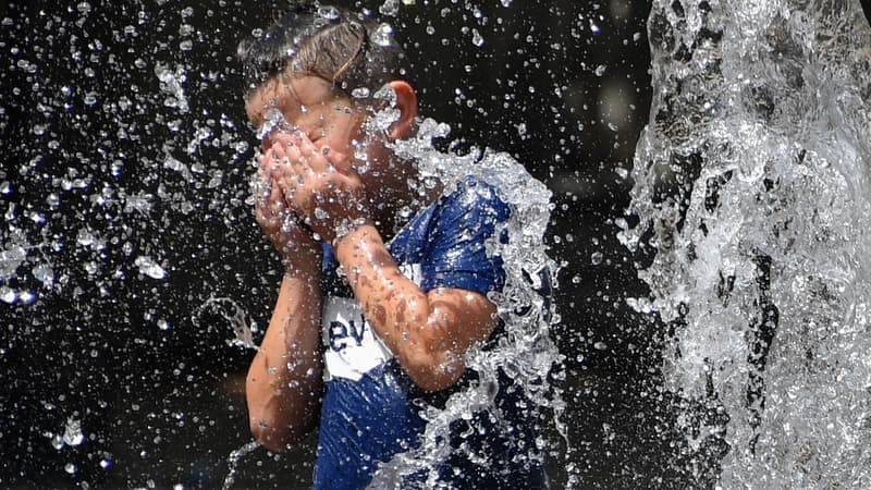 Un enfant se rafraîchit en pleine canicule à Montpellier, le 27 juin 2019.