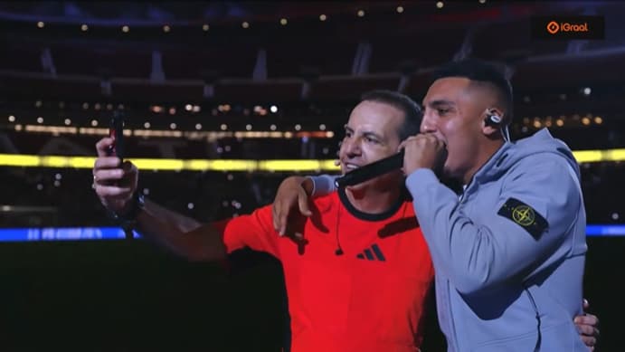 L'arbitre et le rappeur Morad en pleine séance selfie à la mi-temps