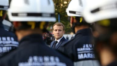 Emmanuel Macron en compagnie de jeunes sapeurs pompiers (illustration).