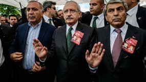 Les forces turques ont tiré des balles de caoutchouc sur des manifestants, alors que ceux-ci tentaient de montrer leur soutien à la principale figure de l'opposition, Kemal kiliçdaroglu (au centre). Kemal KiliçdarogluKemal KiliçdarogluKemal KiliçdarogluKemal KiliçdarogluKemal KiliçdarogluKemal Kiliçdaroglu