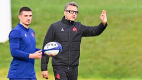 Thomas Ramos et Fabien Galthié pendant un entraînement du XV de France en février 2024