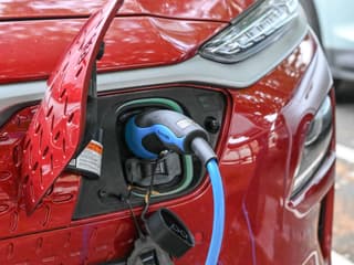 Une voiture électrique en train de charger à Lille fin septembre 2022.