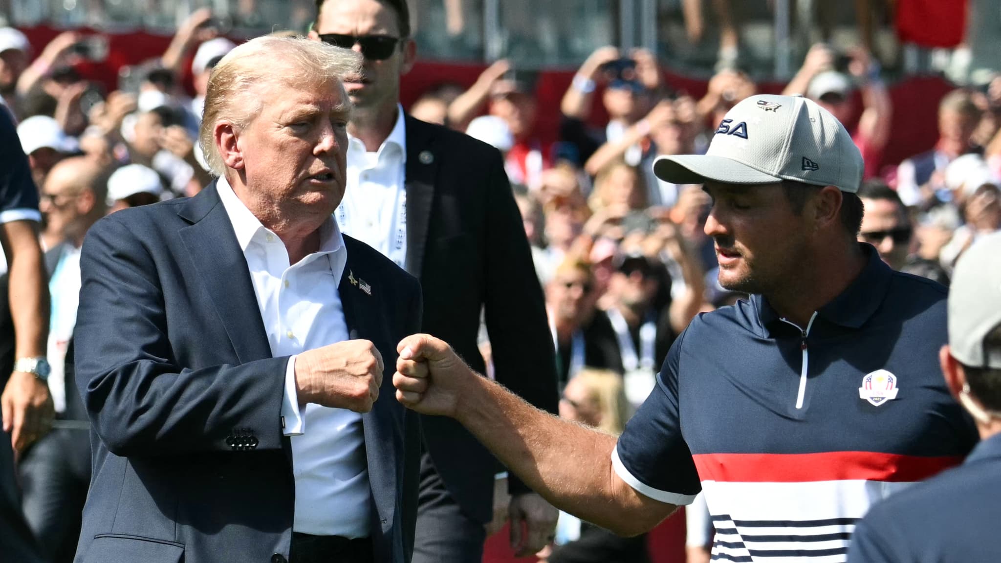 SNIPERS ET AVIONS DE CHASSE: LES IMAGES DE LA SPECTACULAIRE ARRIVÉE DE DONALD TRUMP À LA RYDER CUP