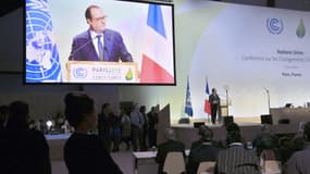 "Je n'oppose pas la lutte contre le terrorisme à la lutte contre le changement climatique", a déclaré à la tribune le président Hollande.
