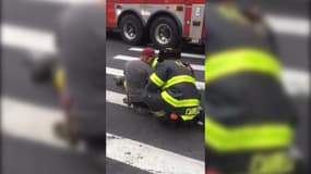 New York: cet homme se retrouve la jambe coincée dans un trou sur un passage piéton 