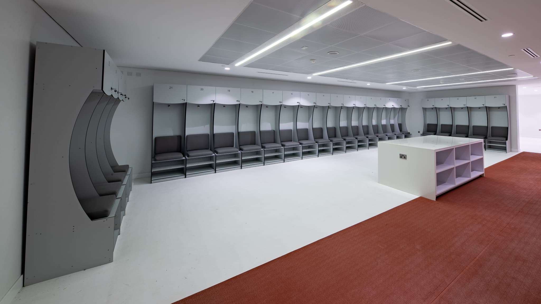 Les vestiaires du stade de la Cité de l'éducation Les vestiaires du stade de la Cité de l'éducation