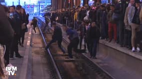Grève à la SNCF: des usagers sur les voies en gare de Lyon à Paris