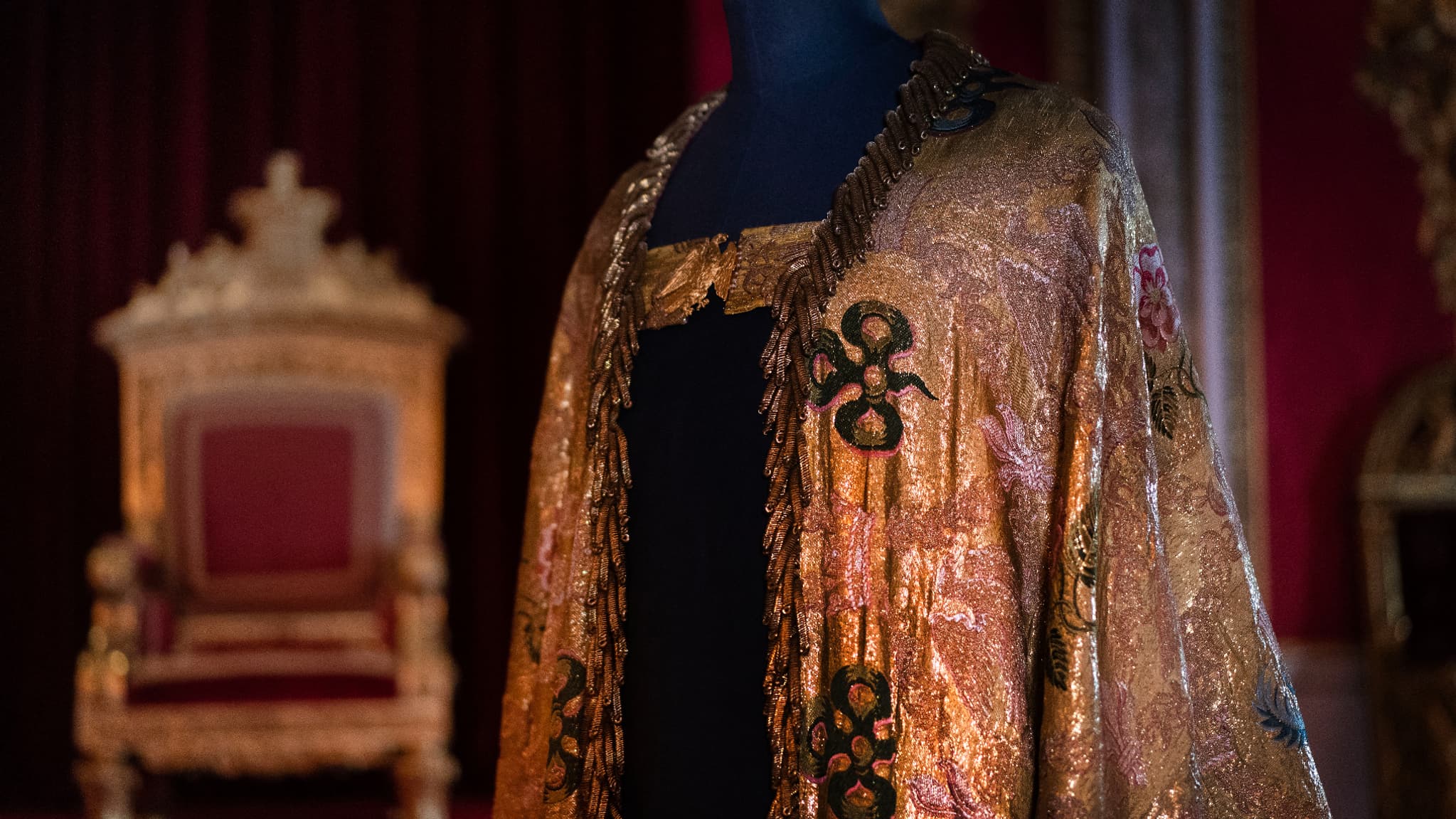 Le "Imperial Mantle" que portera Charles III lors de son couronnement le 6 mai 2023 Le "Imperial Mantle" que portera Charles III lors de son couronnement le 6 mai 2023