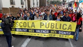 Des milliers d'Espagnols ont manifesté dimanche à Madrid ainsi que dans une cinquantaine de villes (comme ici à Valence) contre la politique d'austérité du gouvernement conservateur jugée nécessaire pour enrayer l'endettement du royaume. /Photo prise le 2