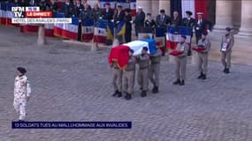 Les 13 cercueils des soldats français tués au Mali arrivent dans la cour des Invalides