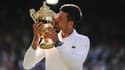 Novak Djokovic avec le trophée à Wimbledon le 10 juillet 2022