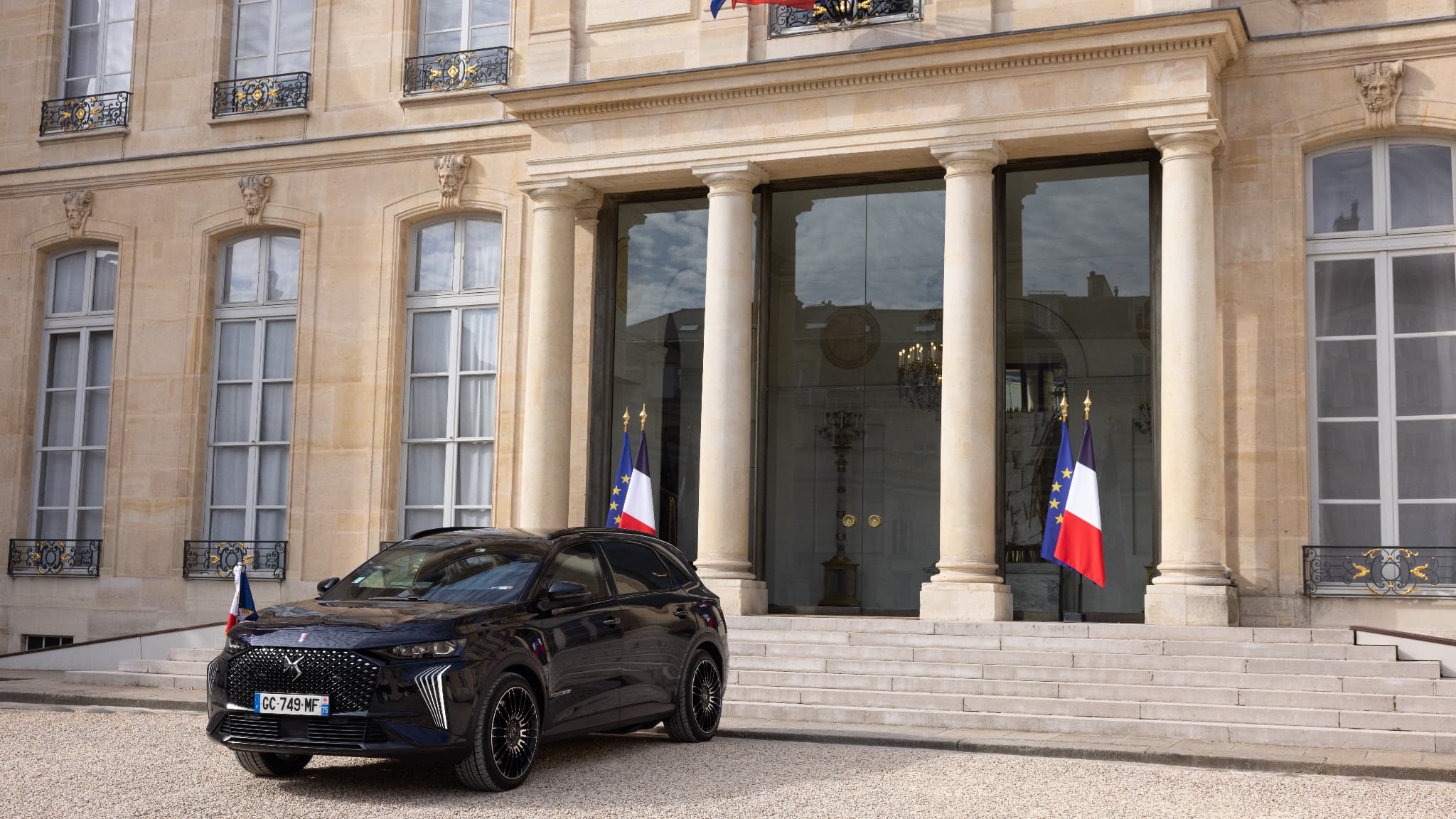 Le DS7 Crossback présidentiel à l'Elysée. Le DS7 Crossback présidentiel à l'Elysée.