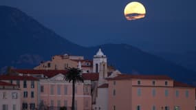 Une Super lune au dessus de la ville d'Ajaccio en 