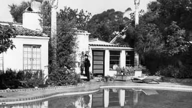 Image d'archive d'un policier devant la villa de l'actrice américaine Marilyn Monroe au lendemain de sa mort le 05 août 1962, à Brentwood.
