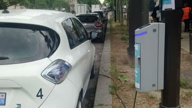 Une des premières bornes lampadaires installées à Paris