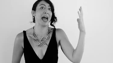 La comédienne Nina Millin, revisitant les textes d'une chanson de Beyoncé.