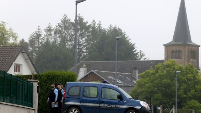 Des gendarmes sont présents pour les fouilles le 22 juin 2020 dans une maison où vécut Michel Fourniret à Ville-sur-Lumes, dans les Ardennes